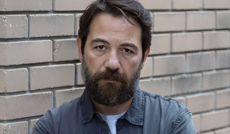 Αλέξανδρος Λογοθέτης: «Δεν είναι αντίσταση να κλαίμε για τα Τέμπη, αντίσταση είναι αυτό που έκαναν στο Νεπάλ»