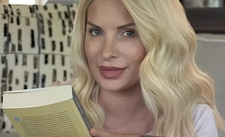 Η «χορηγία-μαϊμού» της Μενεγάκη σε Δήμο, με τα βιβλία που της στέλνουν