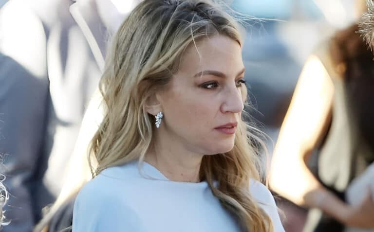 Γαλάζιο για μια γαλαζοαίματη: Μαθεύτηκε η αστρονομική τιμή του φορέματος της Χρυσής Βαρδινογιάννη που φόρεσε στον γάμο του αδελφού της