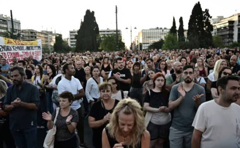 Σύνταγμα: Χιλιάδες άνθρωποι αυθόρμητα συμπαραστέκoνται στον Πάνο Ρούτσι που κάνει απεργία πείνας
