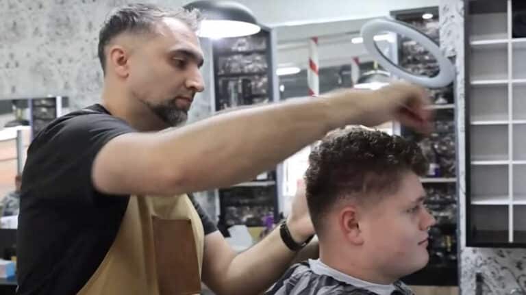 Έφηβος διαγνώστηκε με σπάνιο καρκίνο χάρη στον κομμωτή του