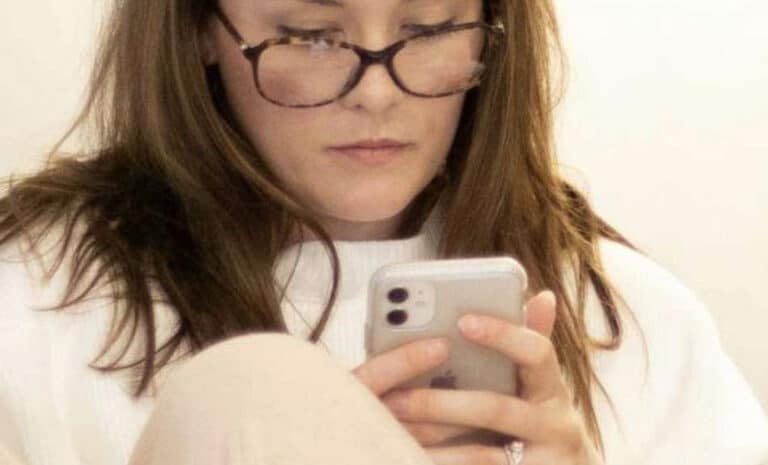 Τι σημαίνει να μένεις σιωπηλός στο ομαδικό chat, σύμφωνα με τους ψυχολόγους