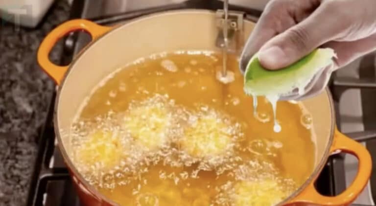 Ποιο είναι το αποτέλεσμα αν στύψουμε χυμό λεμονιού μέσα στο λάδι πριν το τηγάνισμα;