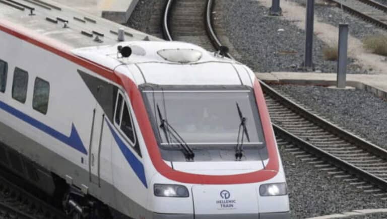 Σουφλί: Τρένο παρέσυρε φορτηγό στο κέντρο της πόλης – Αναφορές για τραυματίες