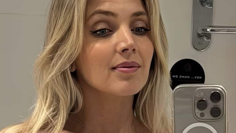 Οργισμένη 44χρονη Αυστραλή με την Qantas: «Μου είπαν να κουμπώσω τη ζακέτα και να καλύψω το ντεκολτέ για μην προσβάλω άλλους πολιτισμούς»