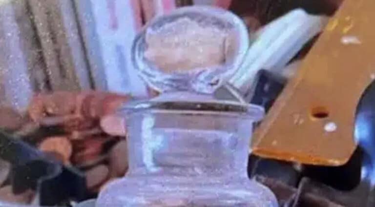 Φρίκη στην Aθήνα: Βρέθηκε ανθρώπινο έμβρυο μέσα σε γυάλινο μπουκάλι