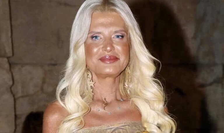 Ντυμένη στα χρυσά από πάνω μέχρι κάτω σαν την βασίλισσα Κλεοπάτρα –  To μισό Ηρώδειο γύρισε να κοιτάξει την Μαρίνα Σταυράκη