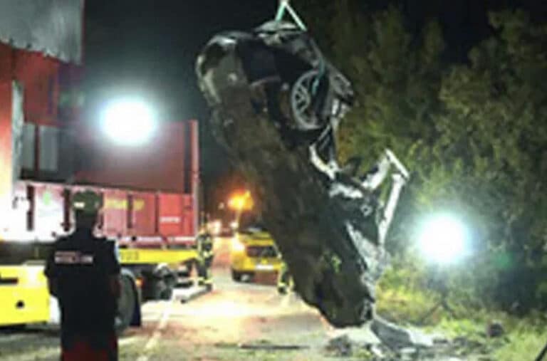 Πατέρας και τα δύο 9χρονα παιδιά του κάηκαν ζωντανοί σε μέσα σε ηλεκτρικό αυτοκίνητο γιατί μπλόκαραν οι πόρτες