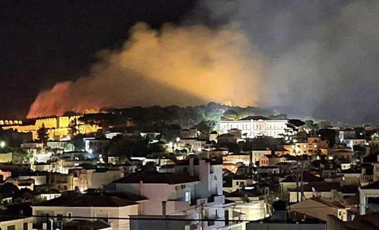 Φωτιά κοντά στο κάστρο της Μυτιλήνης στην περιοχή Τσαμάκια
