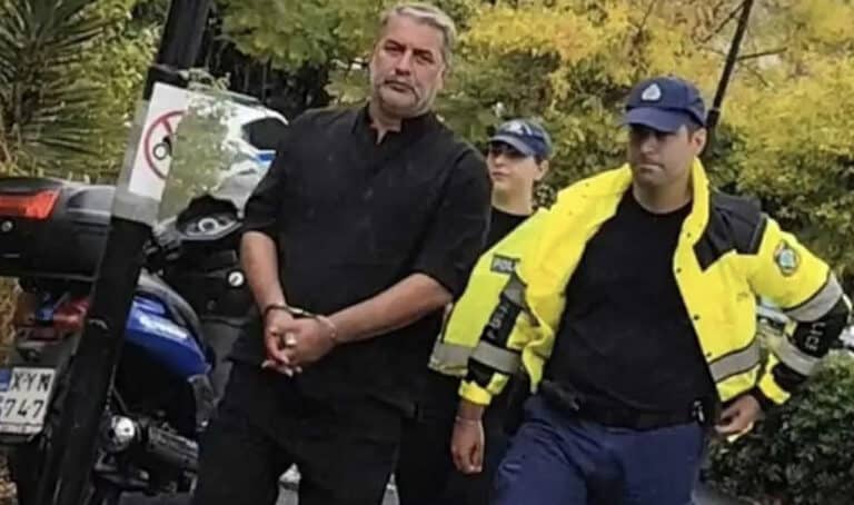 Βασίλης Μπισμπίκης: Η στιγμή που οδηγείται στην Ευελπίδων με χειροπέδες