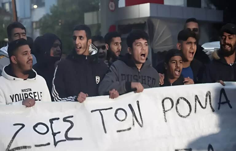 Ξεσηκωμός Ρομά για τους αστυνομικούς σε οικισμούς: «Θα πάμε στο Σύνταγμα με λεωφορεία»