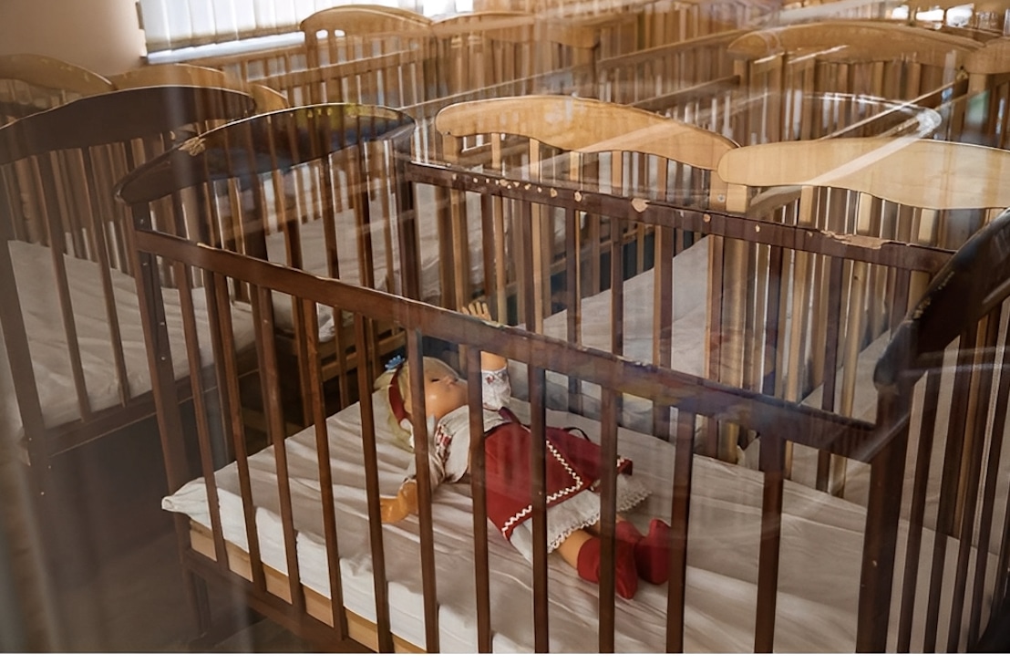Ρώτησε γιατί κανένα από τα 100 μωρά στο ορφανοτροφείο δεν κλαίει. Η απάντηση θα τη στοιχειώνει για πάντα 1 stigmiotypo othonis 2025 10 10 23.34.53