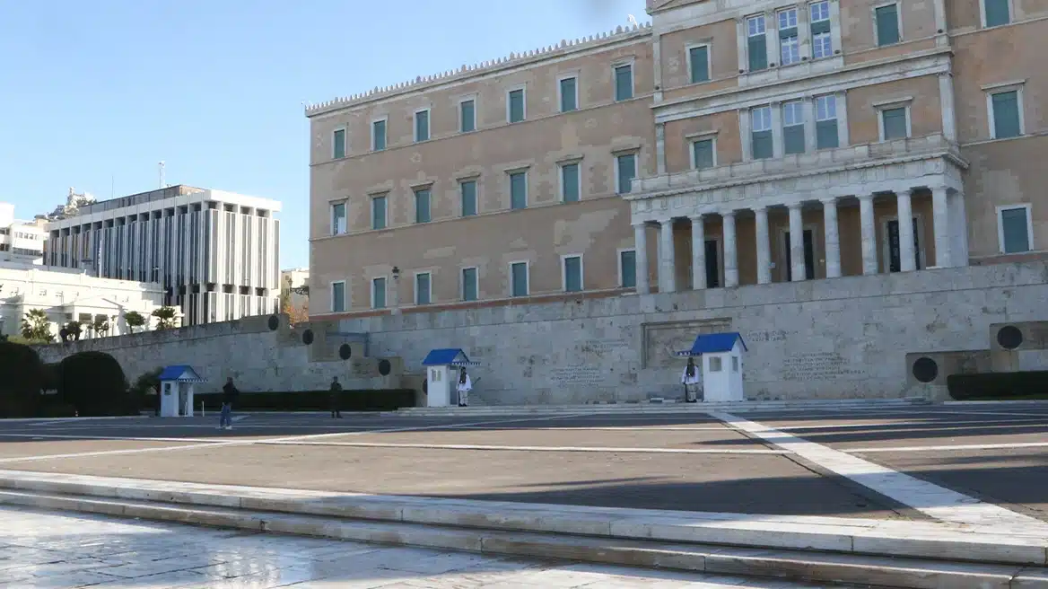 xrwma agnostos stratiotis
