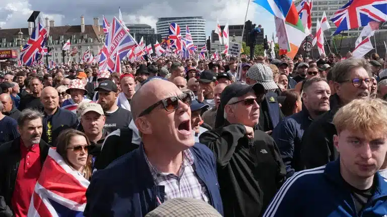 Ογκώδης διαδήλωση στο Λονδίνο κατά των μεταναστών – Εκατοντάδες χιλιάδες στους δρόμους