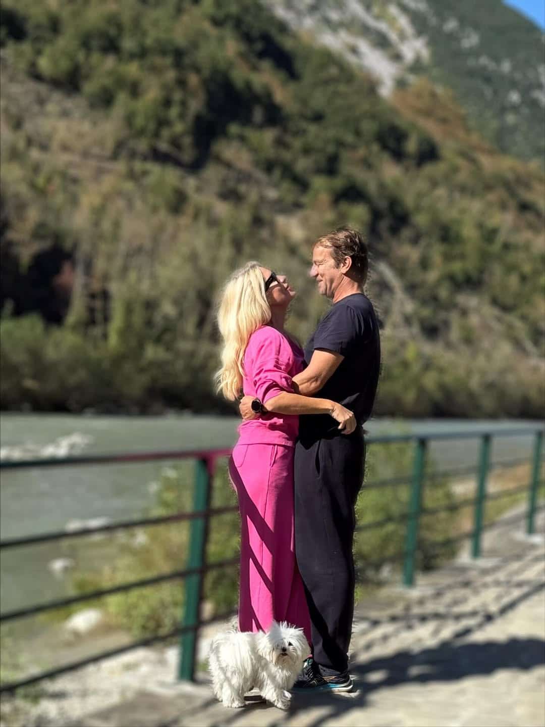 Ποιος Μπισμπίκης, ποια Βανδή; Αυτό είναι το πιο ερωτευμένο ζευγάρι στην Ελλάδα - Πήγαν στην πιο μαγική ελληνική τοποθεσία και έλιωσαν όλα γύρω τους 1 11 8