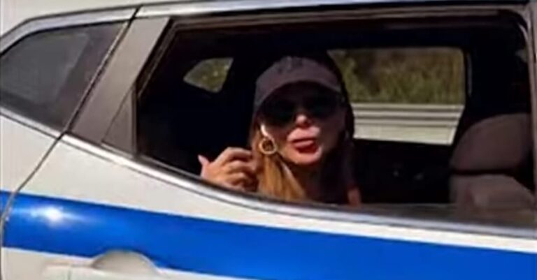 Δέσποινα Βανδή: Βίντεο με περιπολικό που τη μετέφερε στο ξενοδοχείο της, όταν έπαθε λάστιχο το όχημά της