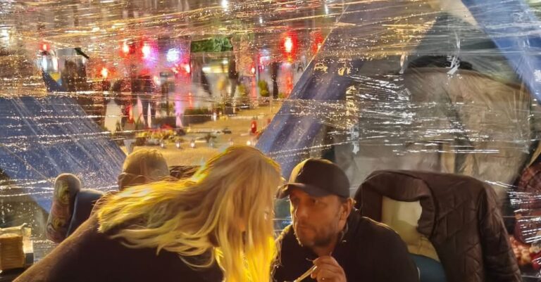 Η στιγμή που ο Πάνος Ρούτσι τρώει την πρώτη μπουκιά μετά την απεργία πείνας – Η φωτό που κάνει τον γύρο του διαδικτύου