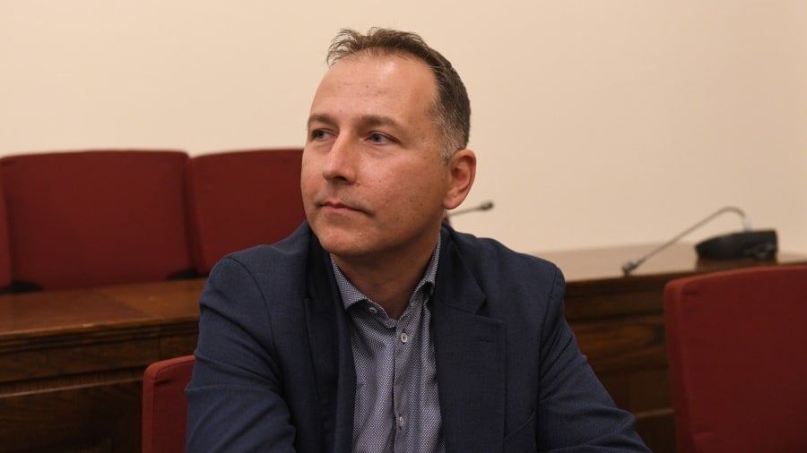 Άρση ασυλίας του βουλευτή του ΚΚΕ, Βασίλη Μεταξά -Κατηγορείται ότι έκλεψε ασπίδα αστυνομικού σε κινητοποίηση 2