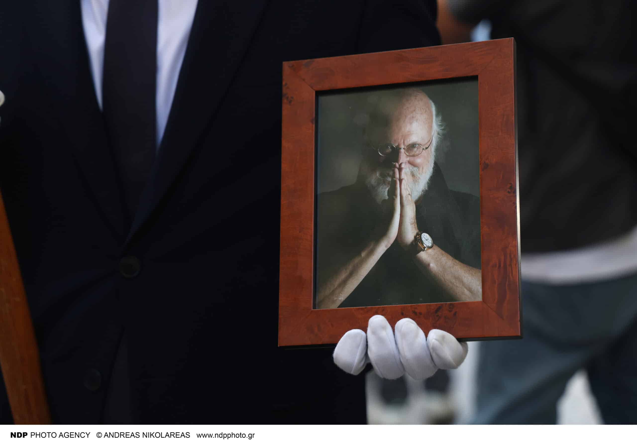 Θλίψη με τις άδειες καρέκλες στη κηδεία του Διονύση Σαββόπουλου - Δεν πήγε κανένας τους 2 22222 scaled
