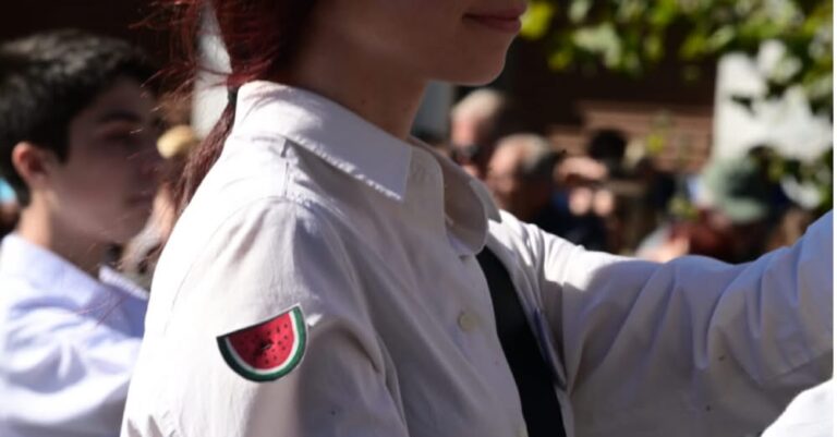 28η Οκτωβρίου: Η μαθήτρια με το «καρπούζι» στη μαθητική παρέλαση – Tι συμβολίζει