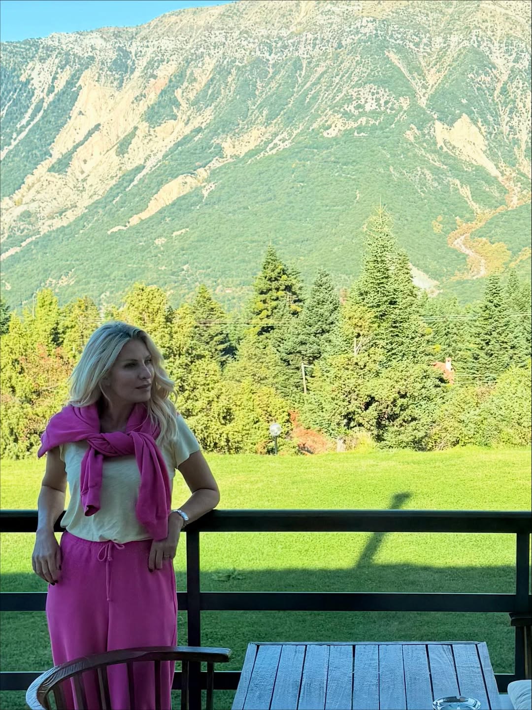 Ποιος Μπισμπίκης, ποια Βανδή; Αυτό είναι το πιο ερωτευμένο ζευγάρι στην Ελλάδα - Πήγαν στην πιο μαγική ελληνική τοποθεσία και έλιωσαν όλα γύρω τους 3 3 32