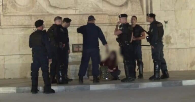 Σύνταγμα: Προσήχθη κοπέλα στο μνημείο του Αγνώστου Στρατιώτη – Καθόταν στο κενοτάφιο