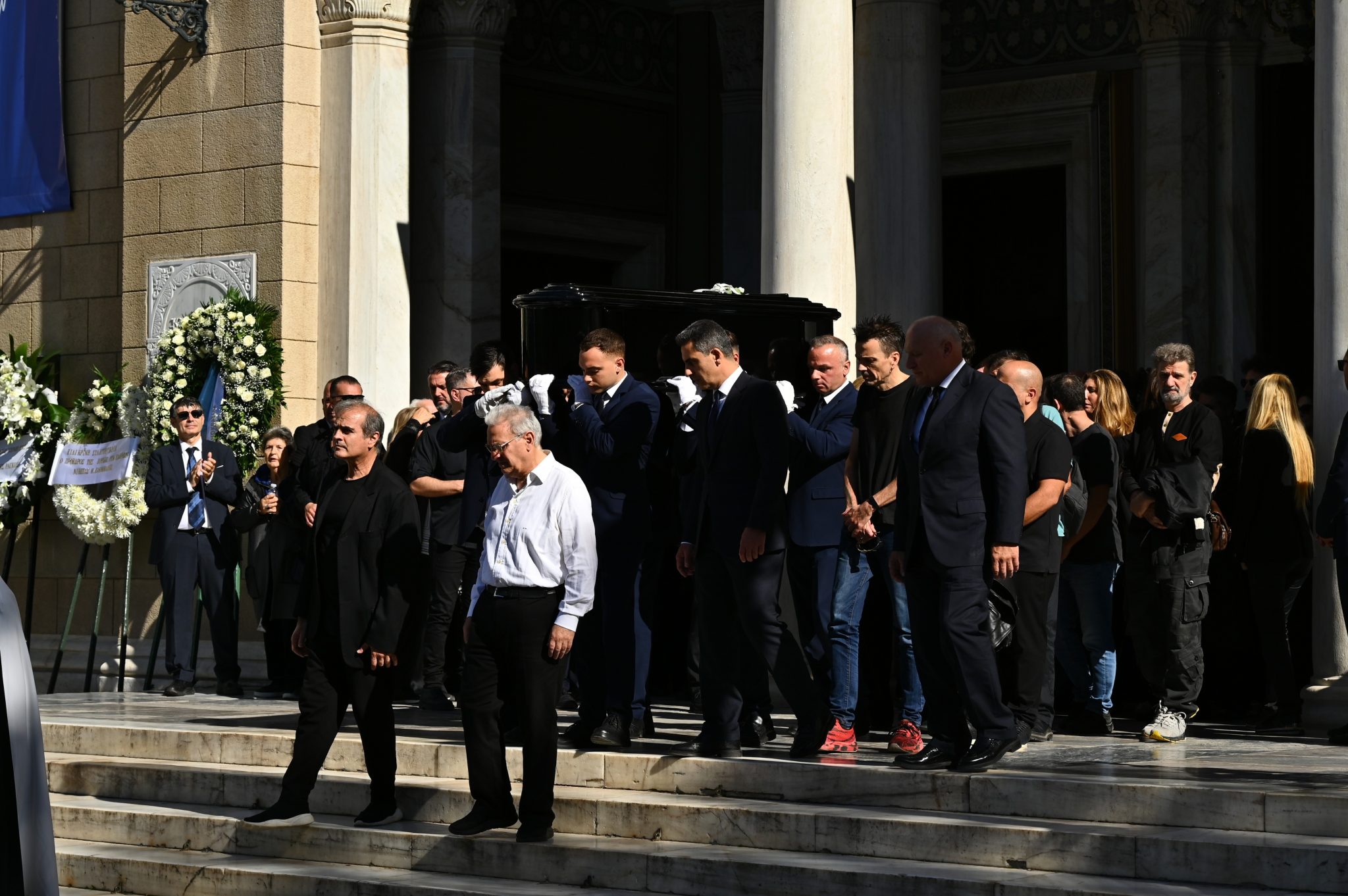 Διονύσης Σαββόπουλος: Η στιγμή που η πομπή αναχωρεί υπό τους ήχους της «Συννεφούλας» για το Α Νεκροταφείο 3 4861723 2048x1362 1
