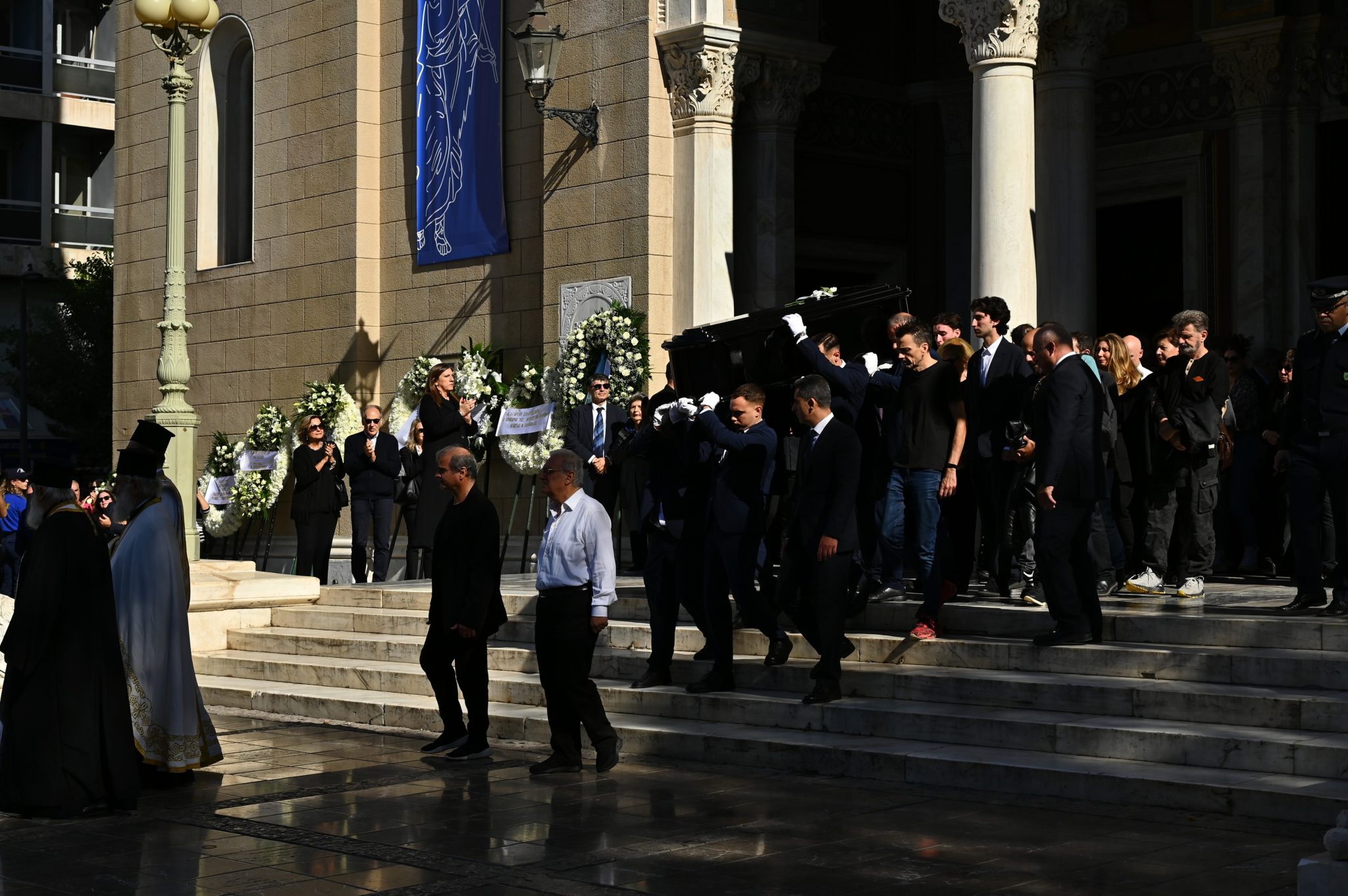 Διονύσης Σαββόπουλος: Η στιγμή που η πομπή αναχωρεί υπό τους ήχους της «Συννεφούλας» για το Α Νεκροταφείο 4 4861724 2048x1362 1
