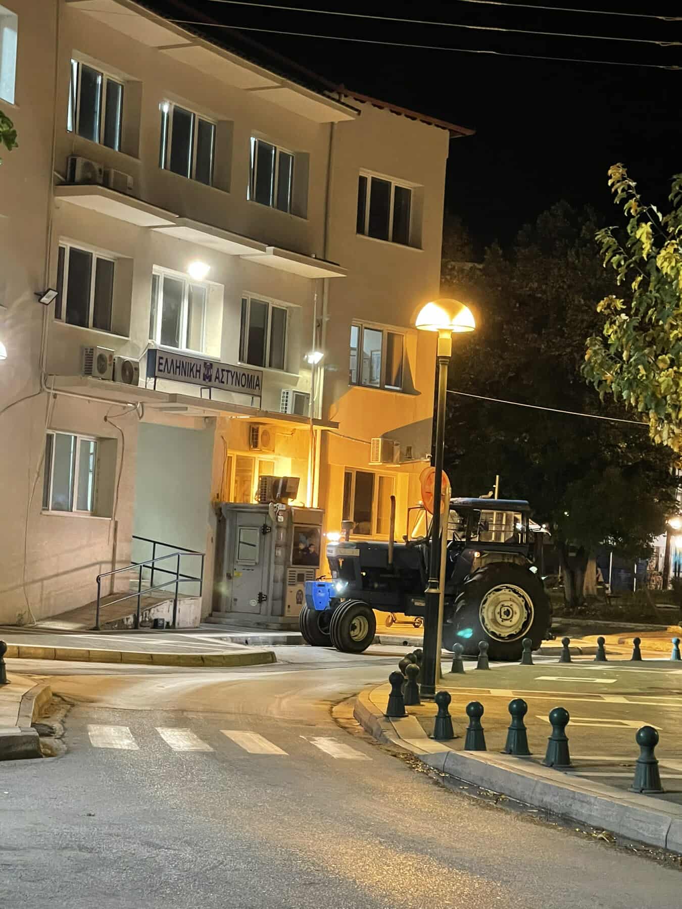 Μεθυσμένος αγρότης πήρε το τρακτέρ του και πήγε στο Α.Τ. να διαμαρτυρηθεί για τον ΟΠΕΚΕΠΕ 1 567194263 818001207485524 7900177439756220676 n