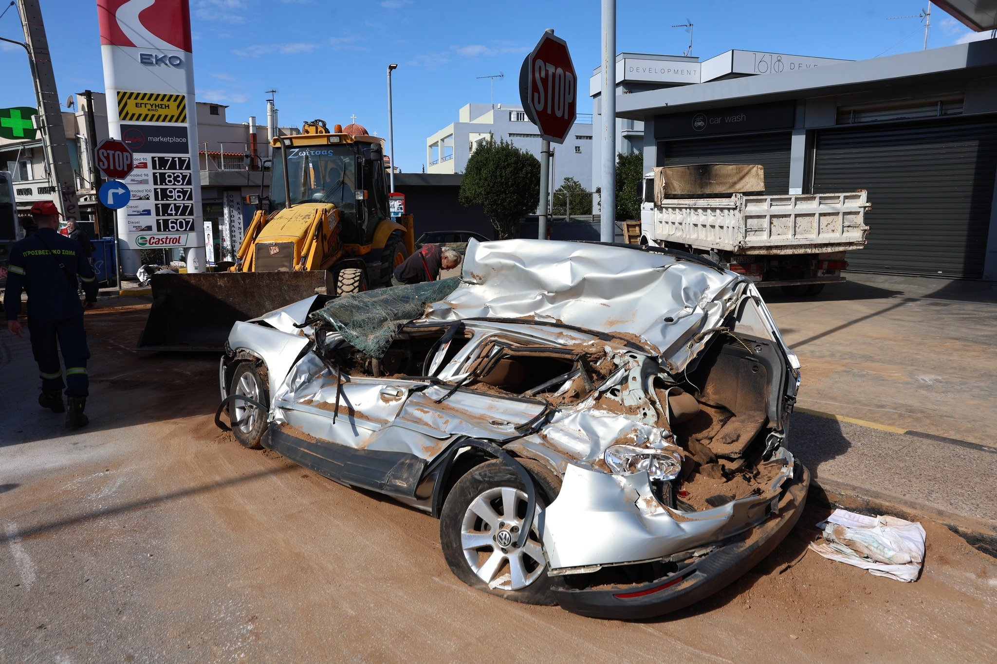 Τρομακτικό τροχαίο σήμερα στη χώρα μας - Νταλίκα ντελαπάρισε και «έλιωσε» αυτοκίνητο 4 568493499 1259370842902359 4126386951848484819 n