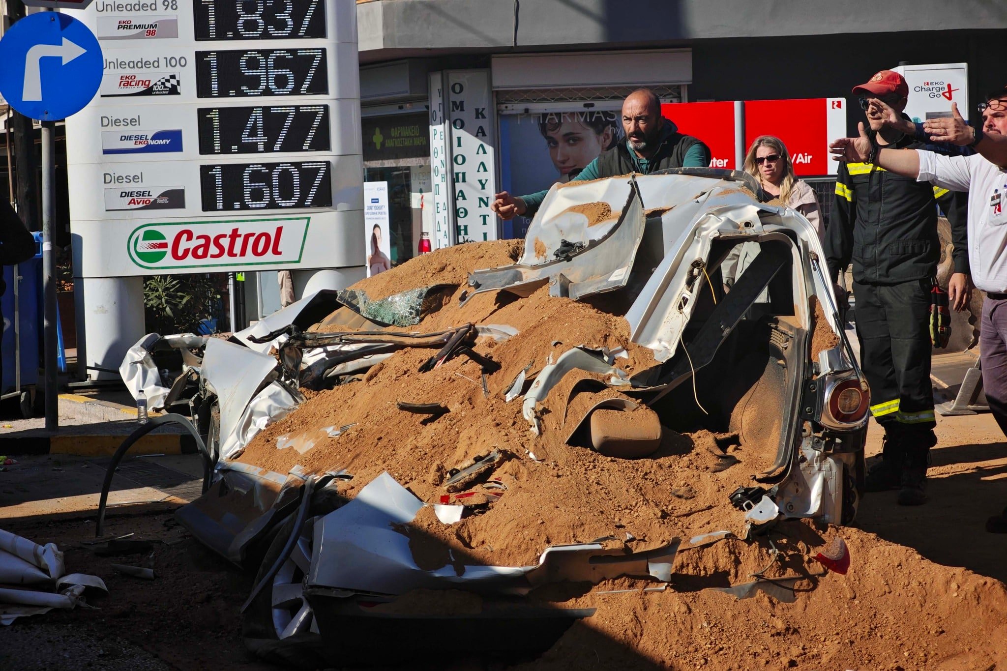 Τρομακτικό τροχαίο σήμερα στη χώρα μας - Νταλίκα ντελαπάρισε και «έλιωσε» αυτοκίνητο 2 571233982 1259370802902363 8470027968782490186 n