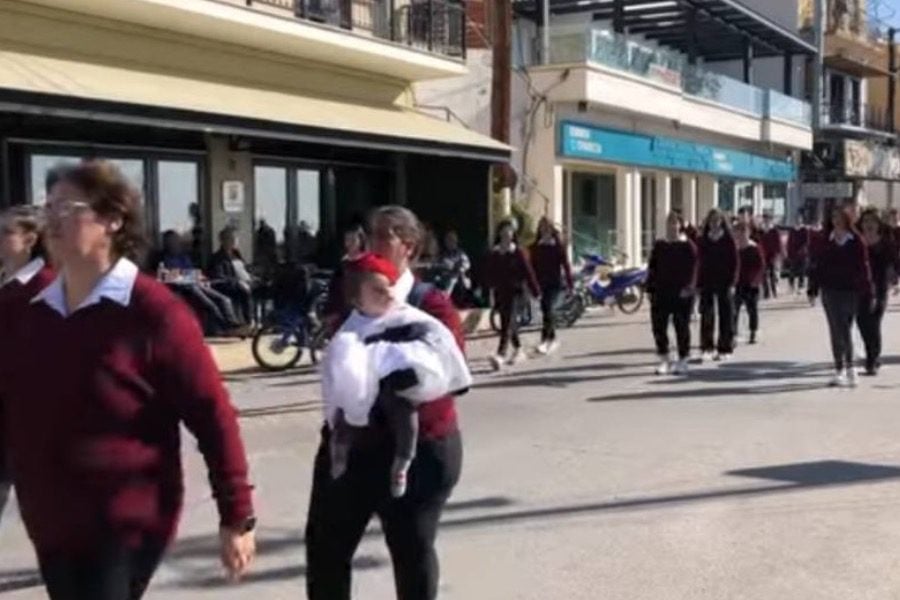 28η Οκτωβρίου: Έκλεψε τις εντυπώσεις η μαθήτρια ΕΠΑΛ που παρέλασε αγκαλιά με το παιδάκι της 4 571364964 24848668571481279 2461932377056260999 n