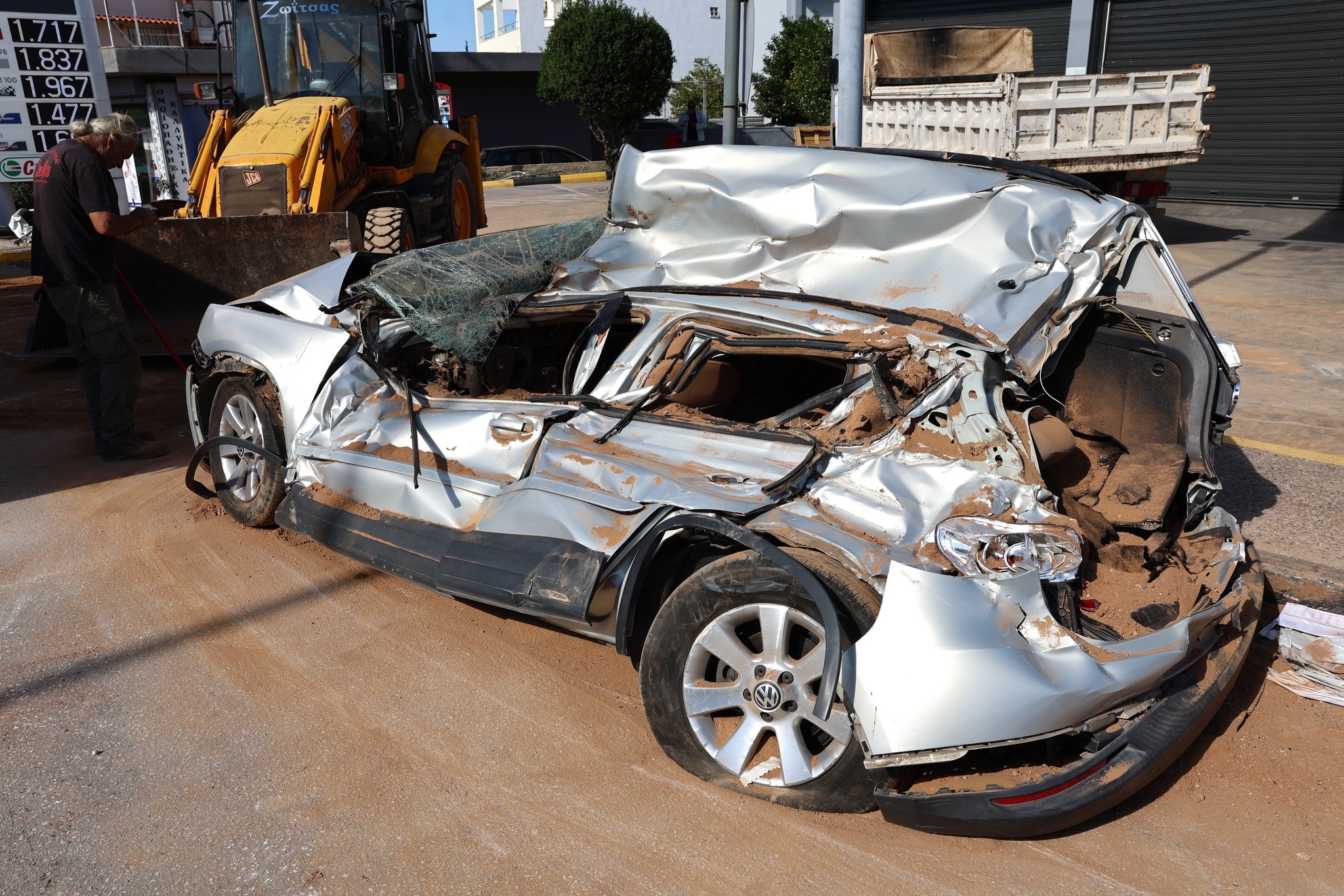 Τρομακτικό τροχαίο σήμερα στη χώρα μας - Νταλίκα ντελαπάρισε και «έλιωσε» αυτοκίνητο 3 571409253 1259370879569022 4546368492064971202 n