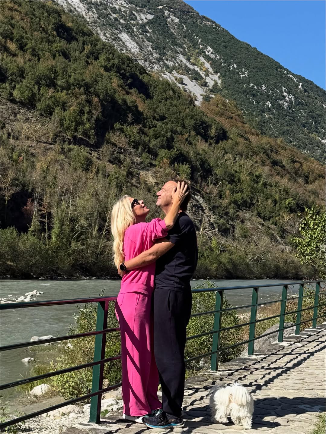 Ποιος Μπισμπίκης, ποια Βανδή; Αυτό είναι το πιο ερωτευμένο ζευγάρι στην Ελλάδα - Πήγαν στην πιο μαγική ελληνική τοποθεσία και έλιωσαν όλα γύρω τους 5 7 2