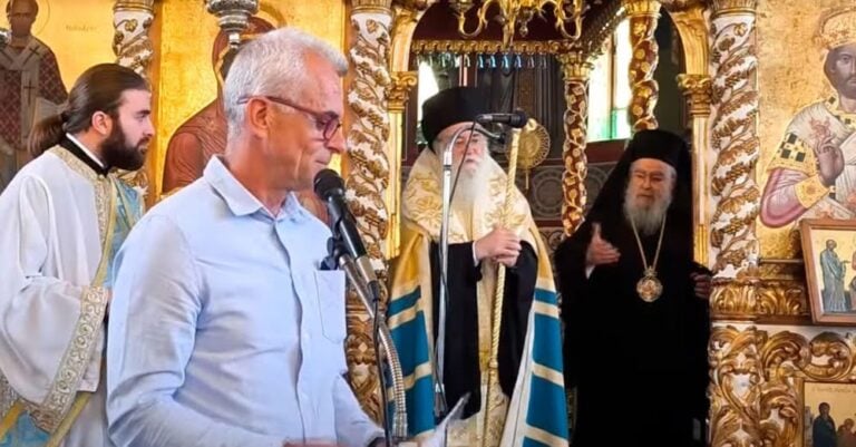 Η απάντηση του εκπαιδευτικού στον Μητροπολίτη Δωδώνης που του τα έψαλε γιατί είχε το πουκάμισο έξω από το παντελόνι Η απάντηση του εκπαιδευτικού στον Μητροπολίτη Δωδώνης που του τα έψαλε γιατί είχε το πουκάμισο έξω από το παντελόνι