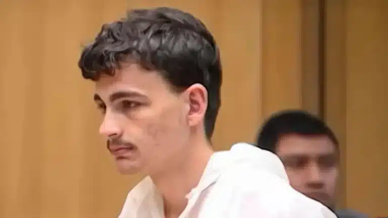 Σοκ: Σκότωσε τη ίδια του την μητέρα με σφυρί και έτρεχε στο δάσος φωνάζοντας «μαμά» Σοκ: Σκότωσε τη ίδια του την μητέρα με σφυρί και έτρεχε στο δάσος φωνάζοντας «μαμά»