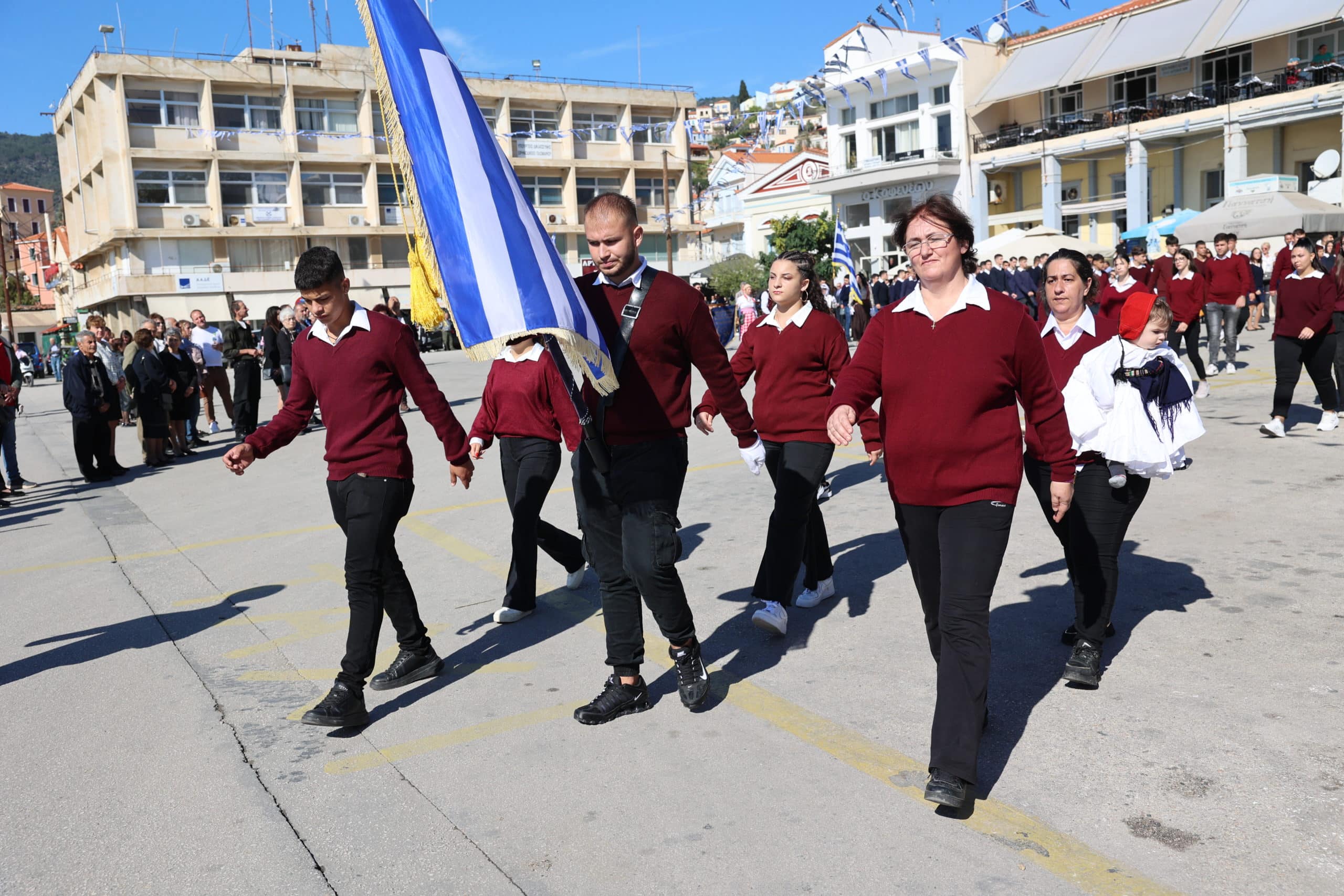 28η Οκτωβρίου: Έκλεψε τις εντυπώσεις η μαθήτρια ΕΠΑΛ που παρέλασε αγκαλιά με το παιδάκι της 2 epal plomari5 scaled 1