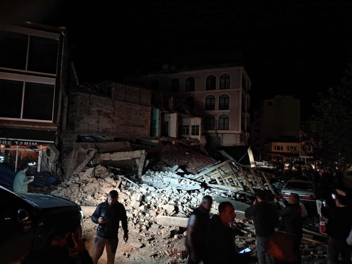 Σοκ στην Τουρκία από τον δυνατό σεισμό - Κτίρια κατέρρευσαν και υπέστησαν σοβαρές ζημιές 1