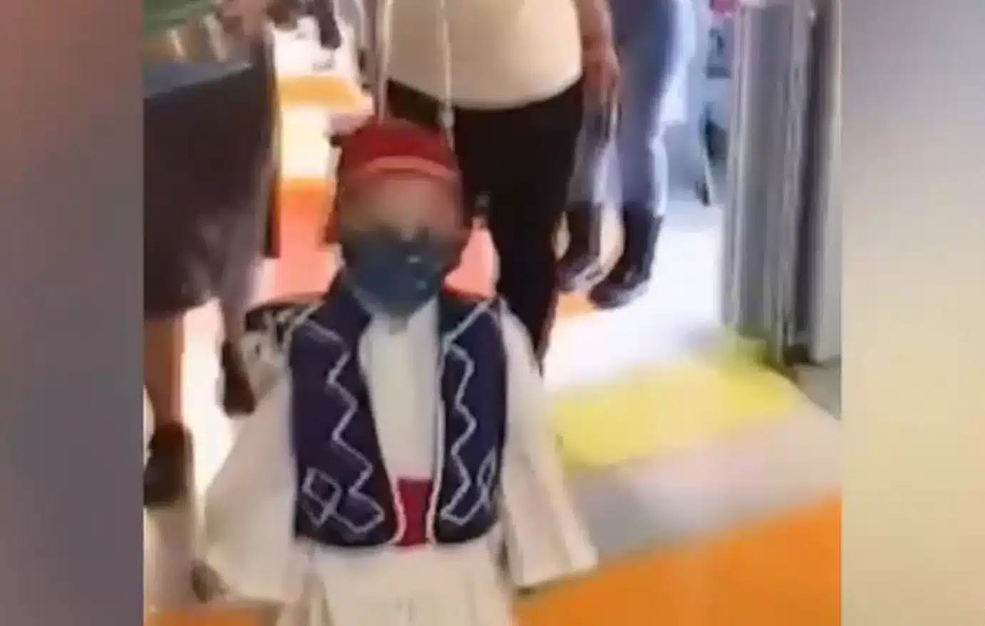 Ο 5χρονος Γαβριήλ που δίνει μάχη με τον καρκίνο έκανε «παρέλαση» ντυμένος τσολιάς στο Ιπποκράτειο 1 ippokrateio