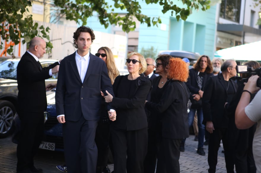 Κηδεία Διονύση Σαββόπουλου: Συντετριμμένη η σύζυγός του, Άσπα Σαββοπούλου στην Μητρόπολη Αθηνών. 10 kideia savopoulos 18