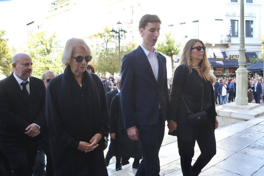 Κηδεία Διονύση Σαββόπουλου: Συντετριμμένη η σύζυγός του, Άσπα Σαββοπούλου στην Μητρόπολη Αθηνών. 9 kideia savopoulos 19