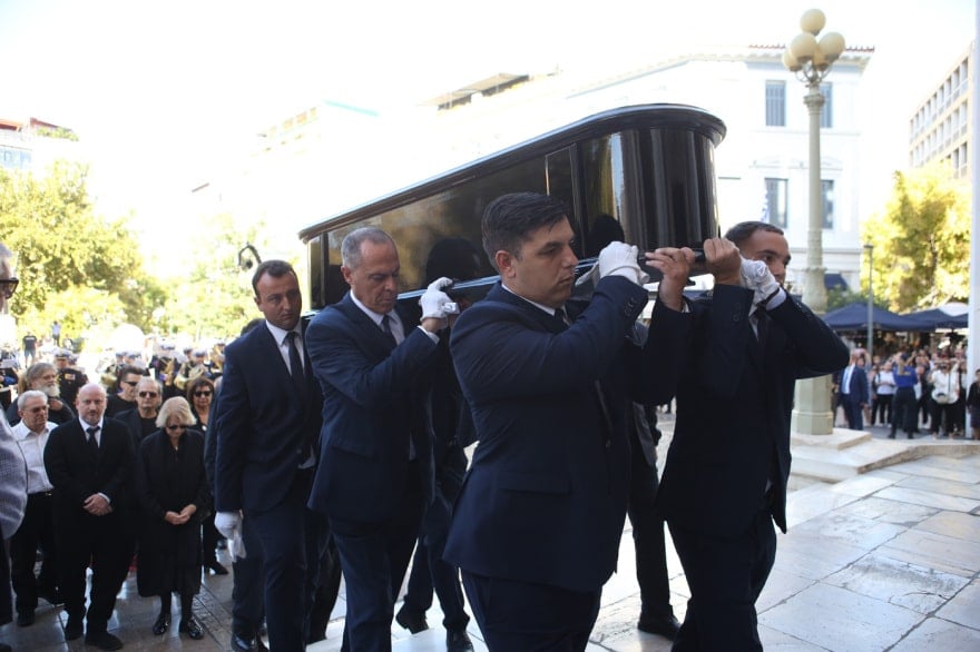 Κηδεία Διονύση Σαββόπουλου: Συντετριμμένη η σύζυγός του, Άσπα Σαββοπούλου στην Μητρόπολη Αθηνών. 8 kideia savopoulos 20