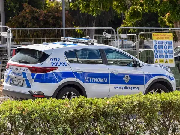 Φpiκη: Την βiαζε και εκείνη τον αγκάλιασε επειδή νόμιζε πως ήταν ο σύντροφός της που κοιμόταν δίπλα 2 kypros astynomia 0.jpg