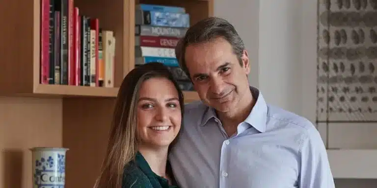 Η κόρη του πρωθυπουργού Σοφία Mητσοτάκη απαντά στον Καραχάλιο για τα ποπ κορν και την κόκα κόλα
