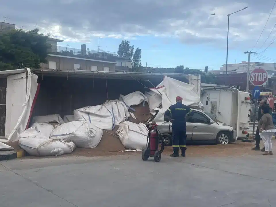 Τρομακτικό τροχαίο σήμερα στη χώρα μας - Νταλίκα ντελαπάρισε και «έλιωσε» αυτοκίνητο 1 ntalika 10.jpg