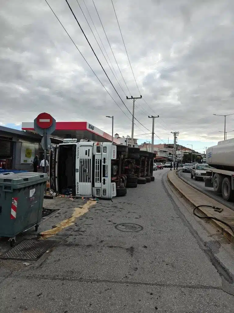 Τρομακτικό τροχαίο σήμερα στη χώρα μας - Νταλίκα ντελαπάρισε και «έλιωσε» αυτοκίνητο 6 ntalika 11.jpg