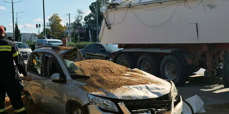 Τρομακτικό τροχαίο σήμερα στη χώρα μας - Νταλίκα ντελαπάρισε και «έλιωσε» αυτοκίνητο 8 ntalika ix vari.jpg