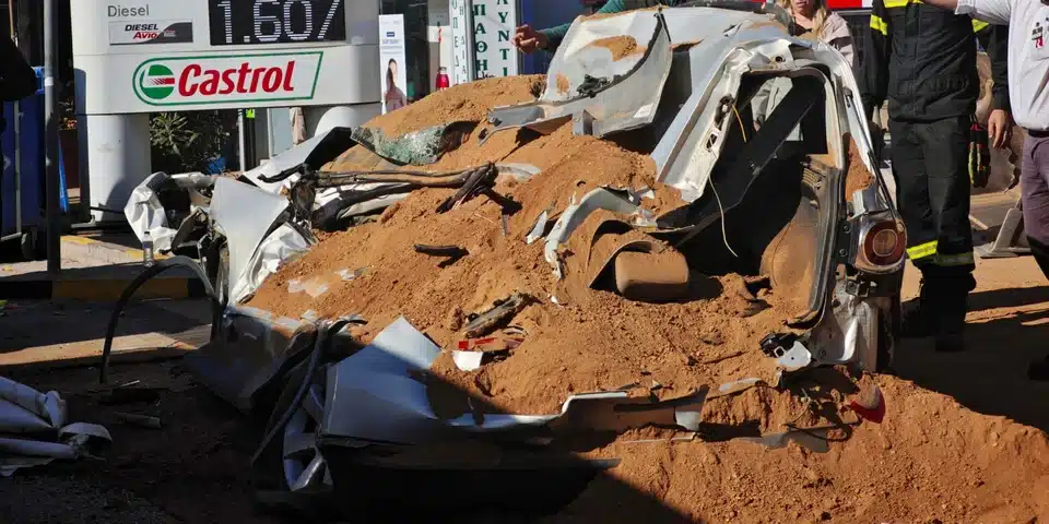 Τρομακτικό τροχαίο σήμερα στη χώρα μας - Νταλίκα ντελαπάρισε και «έλιωσε» αυτοκίνητο 10 ntalika ix vari1.jpg 1