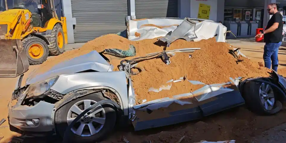 Τρομακτικό τροχαίο σήμερα στη χώρα μας - Νταλίκα ντελαπάρισε και «έλιωσε» αυτοκίνητο 7 ntalika ix vari2.jpg