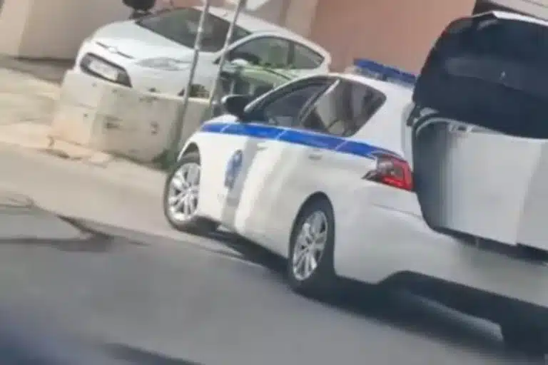 Βίντεο με περιπολικό να μεταφέρει ψυγείο στο πορτμπαγκάζ στο Καματερό Βίντεο με περιπολικό να μεταφέρει ψυγείο στο πορτμπαγκάζ στο Καματερό
